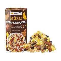 Valcov&aacute; n&aacute;doba Mixit Čoko-ladovanie 450g vedľa porcie s ovsen&yacute;mi vločkami, k&uacute;skami čokol&aacute;dy a su&scaron;en&yacute;m ovoc&iacute;m.