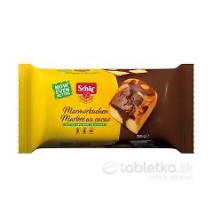 Žlt&yacute; a hned&yacute; obal Sch&auml;r Marmorkuchen jemn&eacute; bezlepkov&eacute; pečivo 250g so zobrazen&yacute;m pl&aacute;tkom kol&aacute;ča a n&aacute;pisom NOW EVEN BETTER.