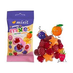 Balenie Mixit Ovocn&eacute; Mixies Malina, čučoriedka, pomaranč 35g vedľa farebn&yacute;ch žel&eacute; cukr&iacute;kov a kreslen&yacute;ch ovoc&iacute;.