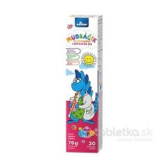 Vitar MUDR&Aacute;ČIK multivitam&iacute;n + vitam&iacute;n D3, malina, 20 &scaron;umiv&yacute;ch tabliet, na obale modr&yacute; kreslen&yacute; drak v laborat&oacute;riu so sk&uacute;mavkou.