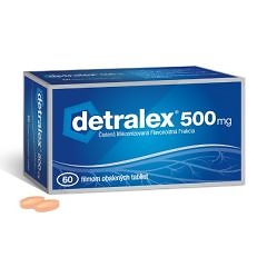 Modrá škatuľa s nápisom DETRALEX 500mg 60 filmom obalených tabliet, vedľa nej dve oválne oranžové tablety. Text je po slovensky.