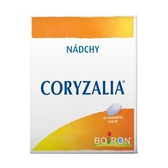 Balenie CORYZALIA 40 obalených tabliet od Boiron, označené "NÁDCHY", oranžovo-žltý dizajn s obrázkom tablety na prednej strane.