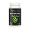 Biela fľaša s nápisom ADVANCE Chlorella + Spirulina BIO 1000 tabliet a obrázkom zelených tabliet na prednej strane.