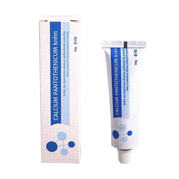 FIX CALCIUM PANTOTHENICUM krém 30g Tuba a škatuľka FIX CALCIUM PANTOTHENICUM krém 30 g, postavené zvisle, biele a modré balenie.