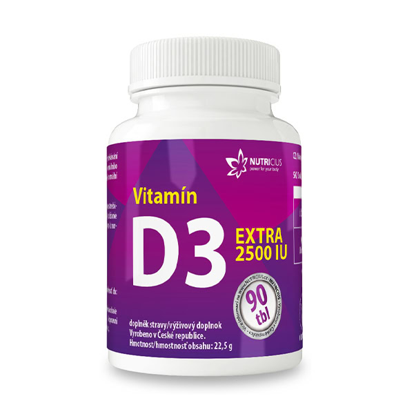 NUTRICIUS Vitamín D3 EXTRA 2500IU 90 tabliet Biela fľaša NUTRICIUS Vitamín D3 EXTRA 2500 IU 1x90ks s fialovými prvkami a českým textom na etikete.