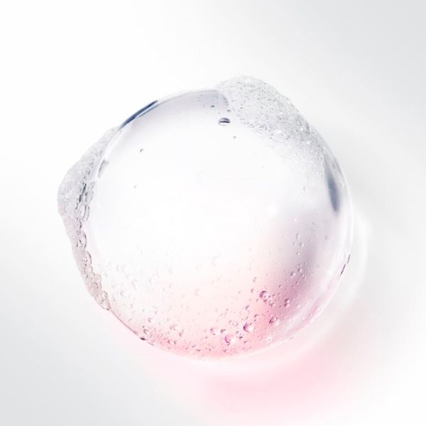 BIODERMA Sensibio Gel moussant čistiaci gél - textúra BIODERMA Sensibio Gel moussant čistiaci gél 500ml, priesvitný ružový gél s bublinkami, na bielom pozadí.