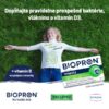 Žena leží na tráve vedľa krabičky BIOPRON Imunita 30 kapsúl, ktorá uvádza vitamín D, vlákninu a prospešné baktérie.