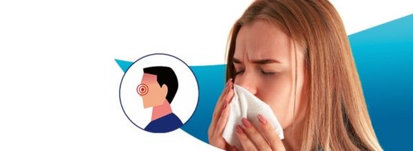 Žena drží vreckovku pri nose, vedľa je grafika profilu tváre tak znázornenou bolesťou dutín červeným terčom.