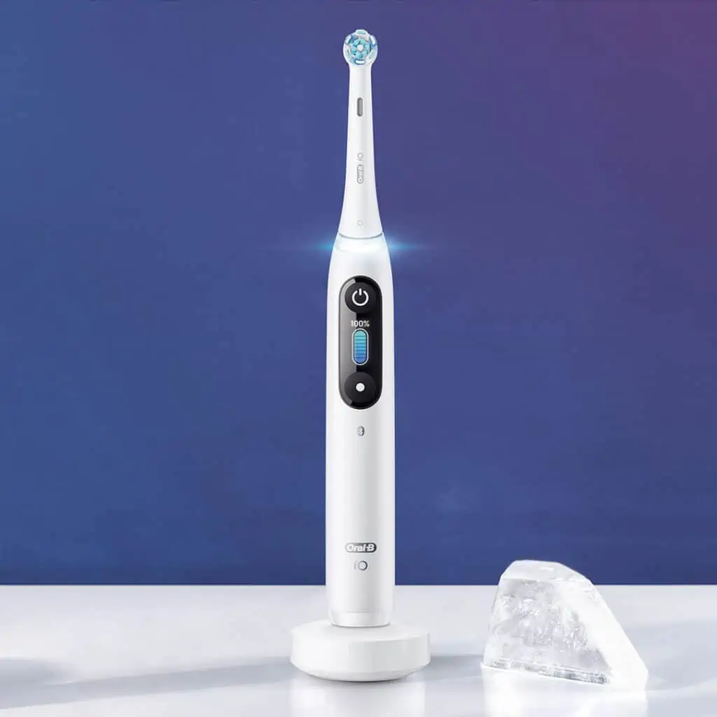 Elektrická zubná kefka Oral-B iO Series 8 White Alabaster má farebný displej