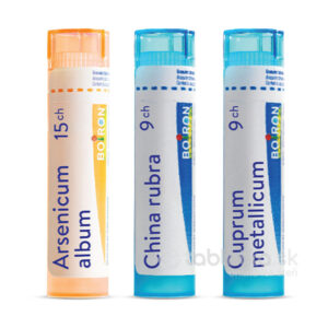 Tri valcové tuby Homeo sada Akútna Gastroenteritída stoja vedľa seba, majú rozdielne etikety a modré obaly.