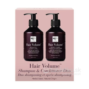 Dva pumpičkové obaly NEW NORDIC Hair Volume Duo šampón 250 ml a kondicionér 250 ml stoja pred ružovou krabicou.