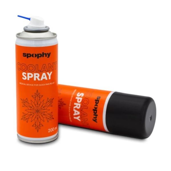 Spophy Chladiaci sprej 200ml - aplikátor Dve oranžové plechovky Spophy Chladiaci sprej 200ml, jedna stojí s rozprašovačom, druhá leží so zapnutým čiernym vrchnákom.