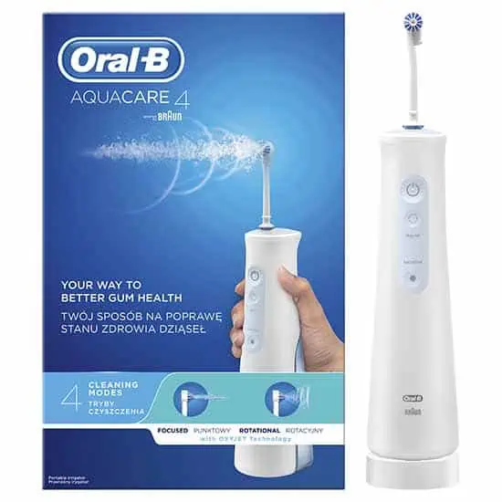 Oral-B Aquacare 4 ústna sprcha s technológiou Oxyjet, odnímateľnou nádržkou a nabíjacím podstavcom