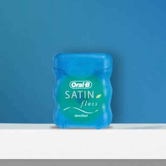 V čom je zubná niť Oral-B Satin floss Mint špeciálna