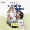 Muž drží dieťa v interiéri pri škatuli Sunar Sensitive 1, fľaši na mlieko a slovenskom texte so značkou Sunar.
