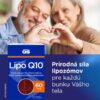 Starší pár vytvára tvar srdca rukami, v popredí je škatuľa GS Koenzým Lipo Q10 60mg 60 kapsúl so slovenským textom.