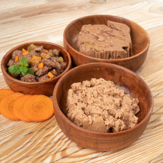 Preferencie textúry_sa môžu u psov líšiť, niektorí majú radšej pomleté krmivo, iní kúsky