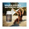 Žena v čiernych plavkách sedí na piesočnej pláži a drží nad hlavou bielu látku. V popredí balenie Barny's BRONZER Beta-karotén Komplex 30 kapsúl.