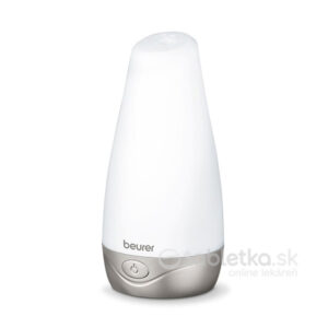 Beurer Aróma difuzér LA 30 v bielej a sivej farbe s tlačidlom na základni stojí vzpriamene na jednoduchom pozadí.