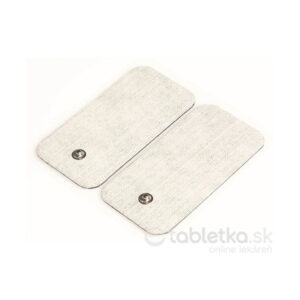 Štyri veľké samolepiace elektródy Beurer TENS/EMS 50x100 mm sú vedľa seba na bielom podklade, obdĺžnikový tvar a konektor.