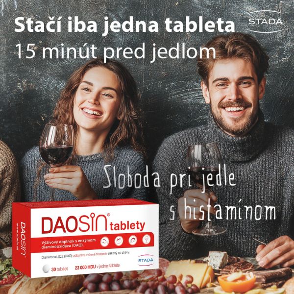 Muž a žena sedia pri stole s vínom a jedlom. V popredí je balenie DAOSin. Slovenský text propaguje produkt na histamínovú intoleranciu.