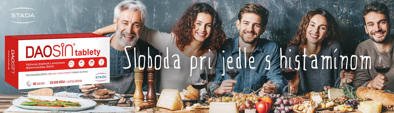 Šesť ľudí sedí pri stole s jedlom a nápojmi. V popredí je škatuľka tabliet DAOSiN a cez obrázok je slogan "Sloboda pri jedle s histamínom"