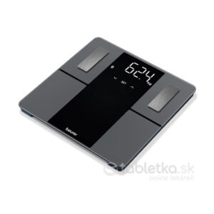 Beurer diagnostická váha BF 500 Super Black zobrazuje 62,4 kg, má dva kovové snímače a čierno-sivý dizajn.