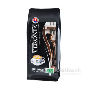 1kg čierny balík kávy VERONIA zrnková káva Home Office s obrázkom šálky latte art a odrazom ženy v okne.