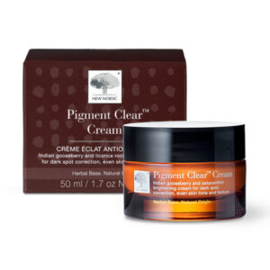Zobrazený je NEW NORDIC Pigment Clear denný krém 50 ml vedľa krabičky, určený na korekciu tmavých škvŕn a zjednotenie tónu pleti.