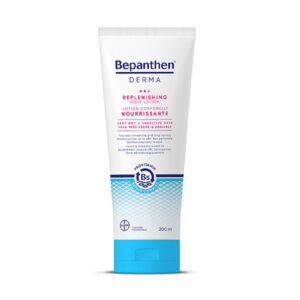 Biela a modrá 200ml tuba Bepanthen DERMA telového mlieka stojí vzpriamene na bielom pozadí, určená na veľmi suchú pokožku.