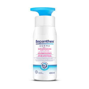 Fľaša 400 ml Bepanthen DERMA telového mlieka s modrým pumpičkovým dávkovačom na veľmi suchú citlivú pokožku.