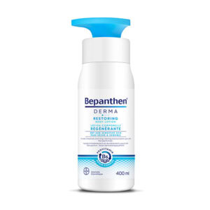 Fľaša Bepanthen DERMA hydratačné telové mlieko 400 ml s modrou pumpou pre suchú pokožku na bielom pozadí.