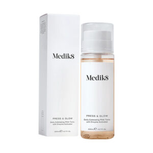 Medik8 PRESS & GLOW exfoliačné tonikum 200ml v priehľadnej fľaši vedľa bielej krabičky, určené na jemnú exfoliáciu pokožky.