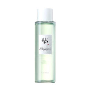 Pleťové tonikum Beauty of Joseon Green Plum 150ml je v priehľadnej valcovej fľaši s bielym uzáverom a dvojjazyčným štítkom.