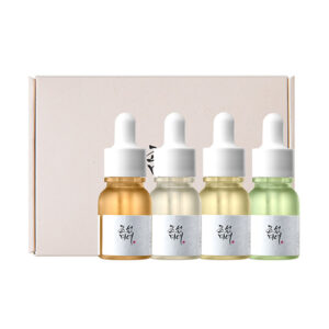 Sada Beauty of Joseon Hanbang Serum obsahuje štyri malé fľaštičky s pipetou pred svetlo béžovou škatuľou.