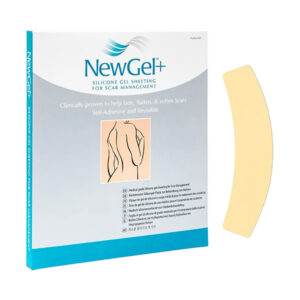 Krabica NewGel+ béžová silikónová náplasť na brucho 5x20cm 2ks, vedľa balenia oblúkovitý béžový silikónový prúžok.