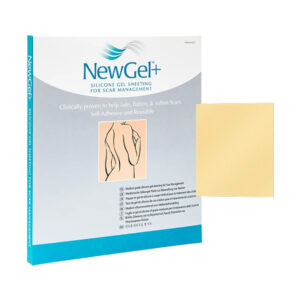 Krabica NewGel+ béžová silikónová náplasť na jazvy 12,7x15,2 cm s ukážkou silikónovej náplasti vedľa balenia.
