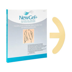 Balenie béžových silikónových náplastí NewGel+ na jazvy v tvare kotvy (2 ks) umiestnené vedľa krabičky.