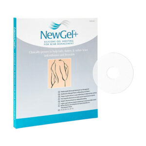 Balenie NewGel+ kruhová priehľadná silikónová náplasť na jazvy 2ks, detail produktu a záber náplasti na kĺbe.