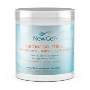 Priehľadná valcovitá nádoba s etiketou "NewGel+ priehľadná silikónová náplasť na brucho 5x61cm" z lekárskeho silikónu.
