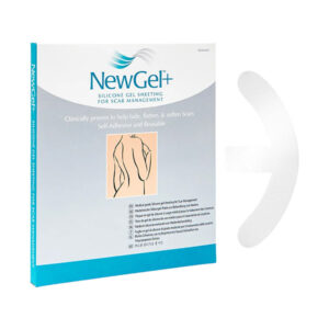 Krabička NewGel+ priehľadných silikónových náplastí na jazvy v tvare kotvy 2ks vedľa jednej zahnuté náplasti.