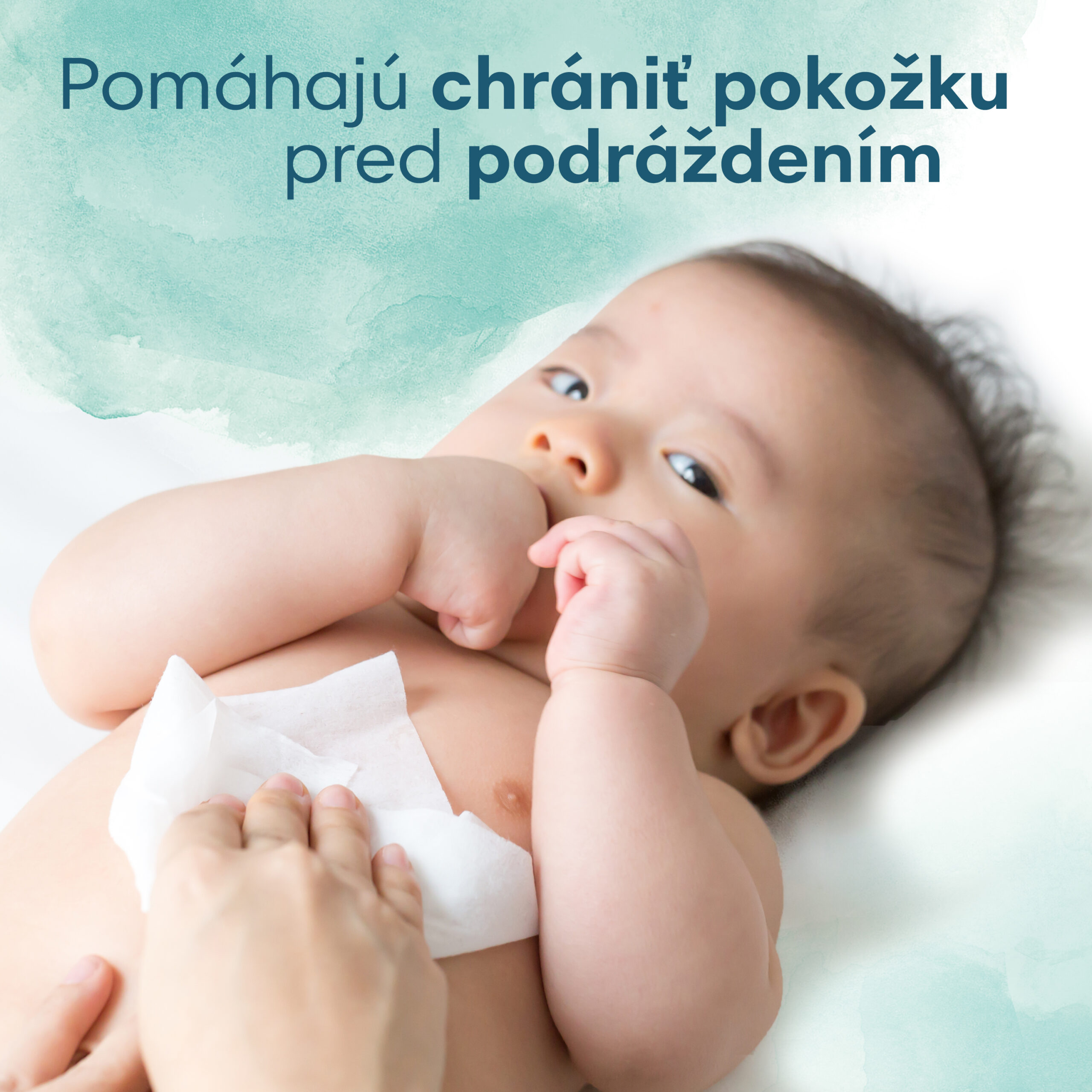 Dieťa leží na chrbte, dospelý mu utiera brucho Pampers vlhčenými obrúskami Harmonie New Baby. Hore je slovenský text s radami pre starostlivosť o pokožku dojčiat.