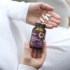 Osoba drží fľašu Beggs PREGNANCY PROBIOTICS Complex 60 kapsúl a štyri probiotické kapsuly vo svojej ruke.