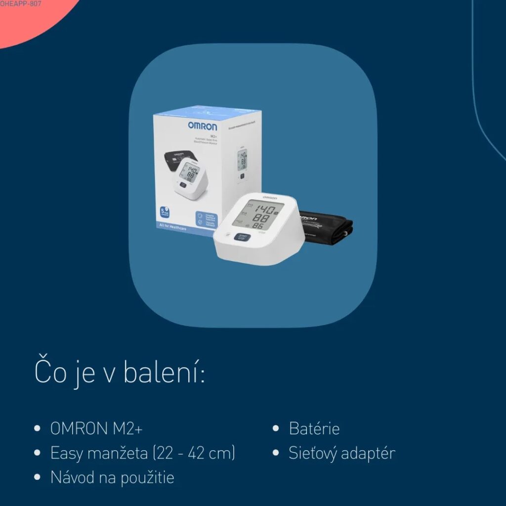 OMRON M2+ automatický tlakomer s manžetou, napájacím adaptérom a návodom leží vedľa krabice na modrom pozadí.