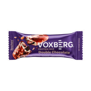 VOXBERG PROTEIN BAR Double Chocolate 50g je vo fialovom obale s obrázkami čokolády, uvádza 20g bielkovín a bez pridaného cukru.