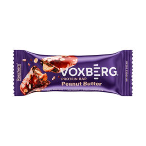 Fialovo zabalená proteínová tyčinka VOXBERG Salted Caramel 50g s obrázkom tyčinky v čokoláde a karamelovou náplňou.