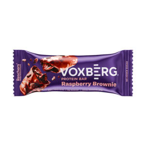 VOXBERG PROTEIN BAR Peanut Butter 50g v balení, čiastočne otvorená tyčinka s kúskami, označené bielkoviny a bez cukru.