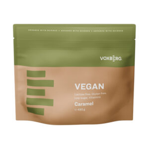 Hnedo-zelené znovuuzatvárateľné balenie VOXBERG VEGAN Proteín Caramel 480g, uvádza bezlaktózové, bezlepkové, s nízkym obsahom cukru a pridanými vitamínmi.