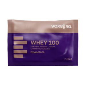 30g sáčok VOXBERG WHEY 100 Proteín Chocolate, označený ako produkt s nízkym obsahom cukru, vyšším L-leucínom, bez laktózy a lepku.