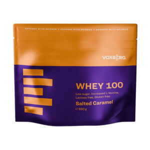 Fialovo-oranžové vrecko s nápisom "VOXBERG WHEY 100 Proteín Salted Caramel 990g", informácie: nízky cukor, viac L-leucínu, bez laktózy a lepku.